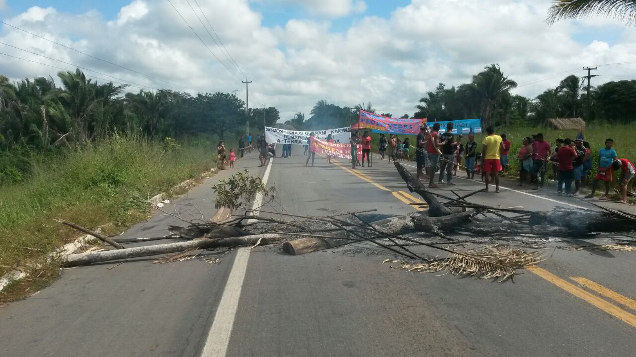 Indígenas interditam BR-316 em Pindaré Mirim