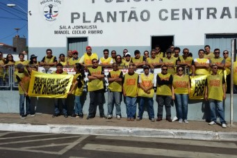 Policiais civis reunidos em frente ao Plantão Central do Bom Menino