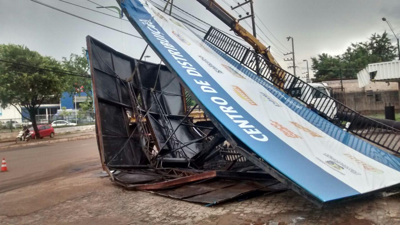 Placa caiu durante tempestade na Avenida Guajajaras
