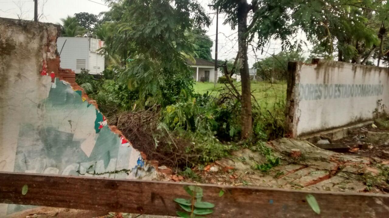 Parte do muro da Expoema não resistiu a forte chuva