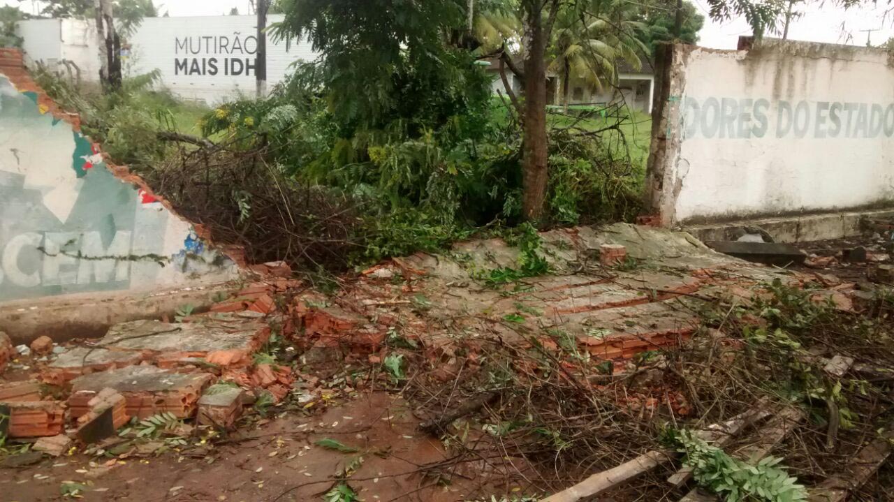 Parte do muro da Expoema não resistiu a forte chuva