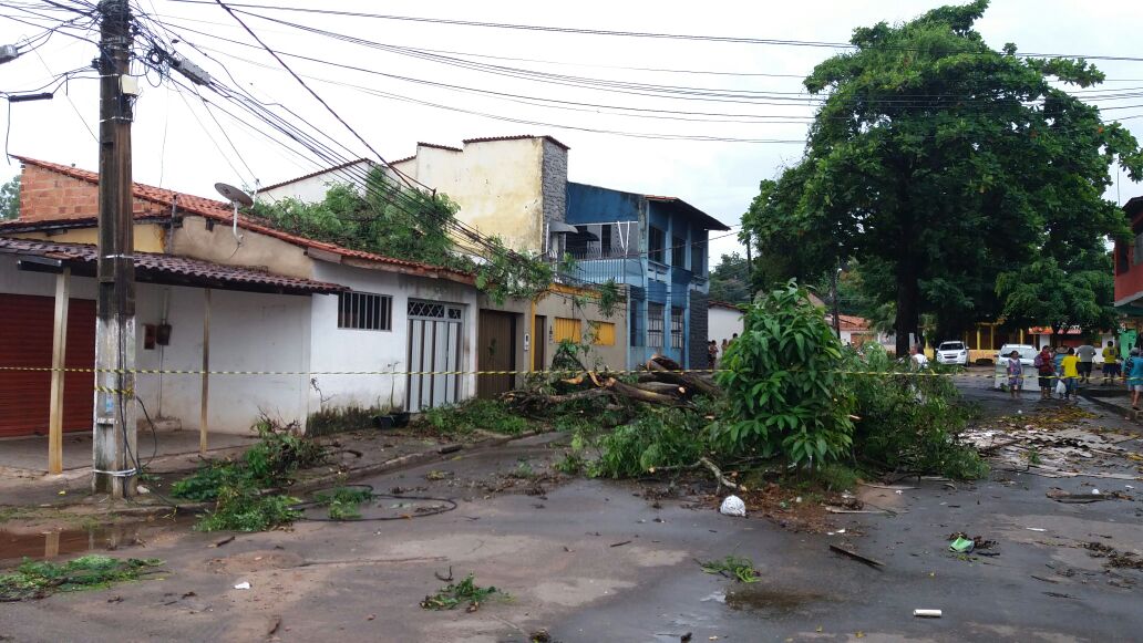 Chuva causou estragos na Avenida 3 na Cohab