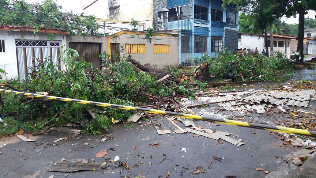 Chuva causou estragos na Avenida 3 na Cohab