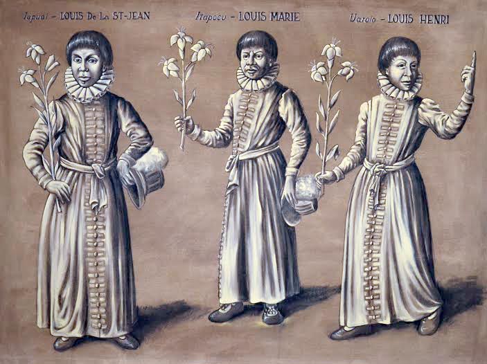 Os mesmos  tupinambás, vestidos com roupas francesas, cada um segurando uma Flor de Lys