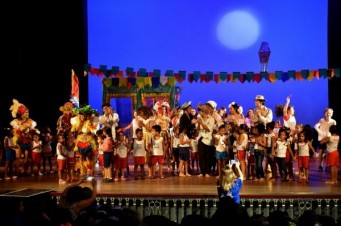 250 crianças do Projeto Dançando e Educando conheceram o Teatro Arthur Azevedo