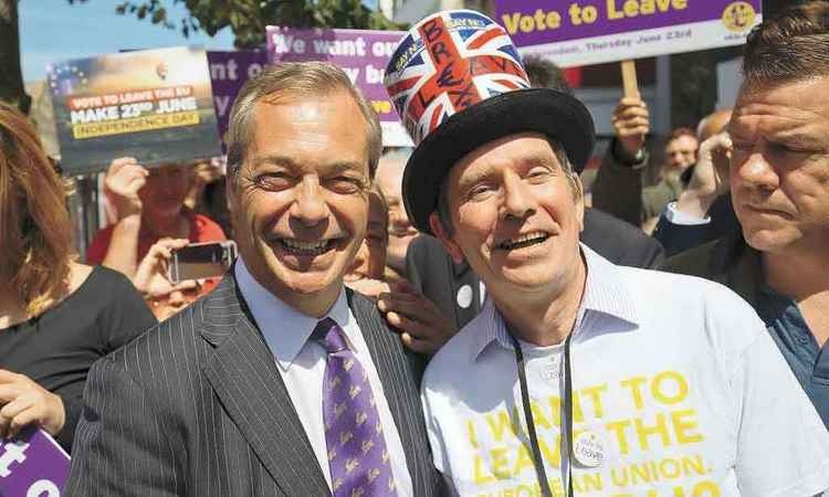 Farage, líder do Partido da Independência do Reino Unido, e apoiadores do Brexit comemoram o resultado
