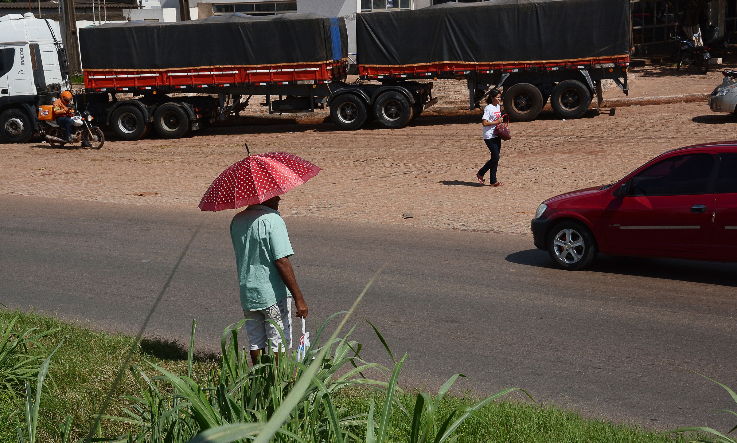 Pedestres se arriscam em parada irregular