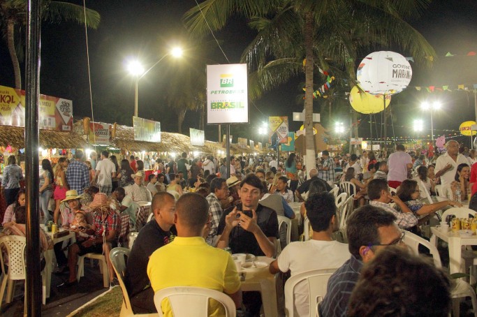 Os jornalistas Amélia e Divino compartilham a experiência como barraqueiros em festas juninas
