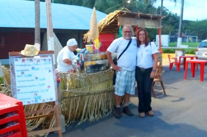 Os jornalistas Amélia e Divino compartilham a experiência como barraqueiros em festas juninas