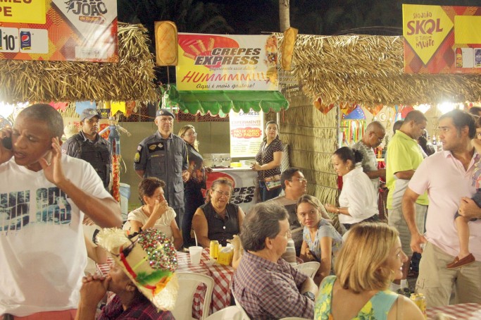 Os jornalistas Amélia e Divino compartilham a experiência como barraqueiros em festas juninas