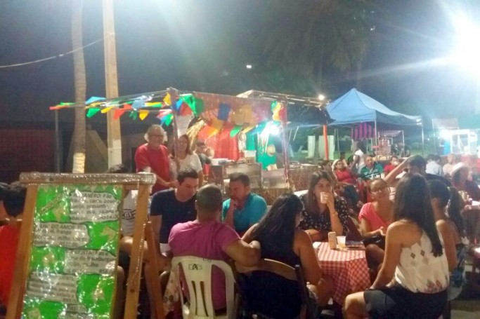 Os jornalistas Amélia e Divino compartilham a experiência como barraqueiros em festas juninas