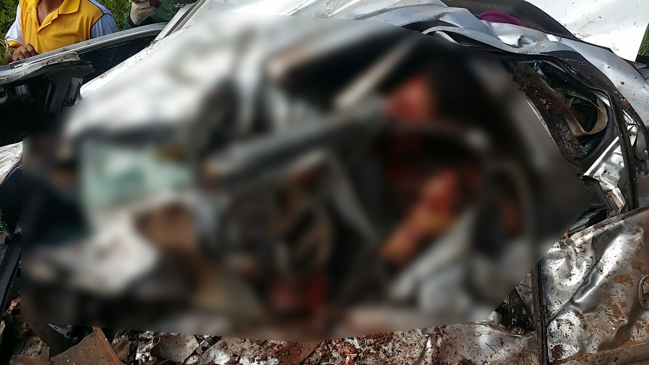 Acidente na BR-135 entre um carreta que transportava lixo e um carro Corsa Classic