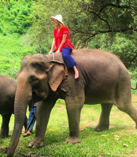 Atriz é criticada por postar fotos com animais