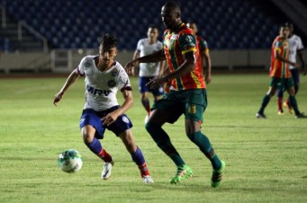 Sampaio Corrêa e Bahia em disputa de bola