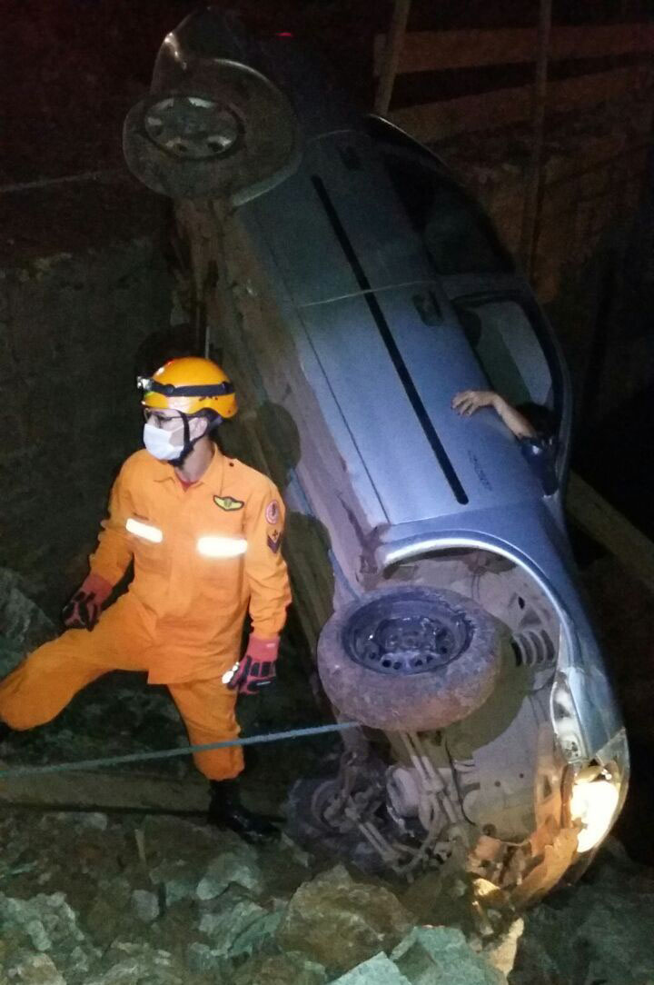Motorista perde controle e veículo cai em obra da Barragem do Bacanga
