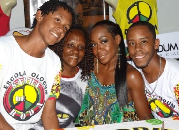 Tichina tamb&eacute;m participou do in&iacute;cio do percurso do desfile do bloco Olodum em Salvador
