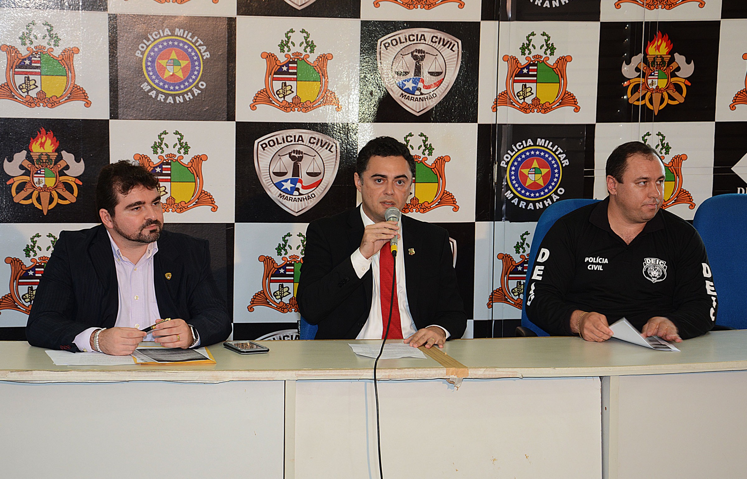 Delegados Edilardo Muniz, Laurence Mello e Tiago Bardal apresentaram os criminosos ontem à tarde. 