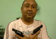 Genival posa com armas em seu perfil no Facebook     