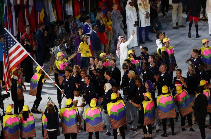 Delegação dos EUA, com Michael Phelps como porta-bandeira