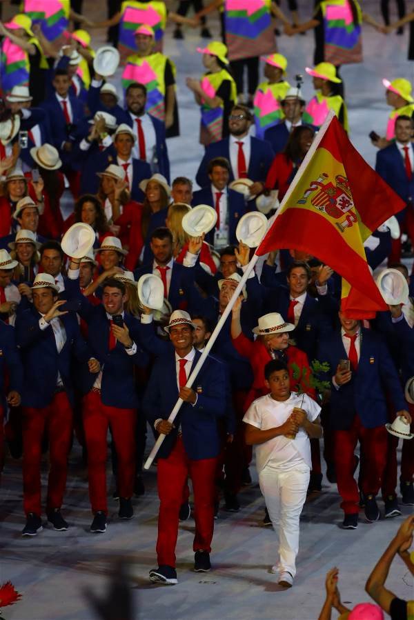Rafael Nadal carregando a bandeira espanhola