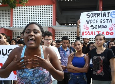Estudantes protestam por mais seguran&ccedil;a no campus da UFMA