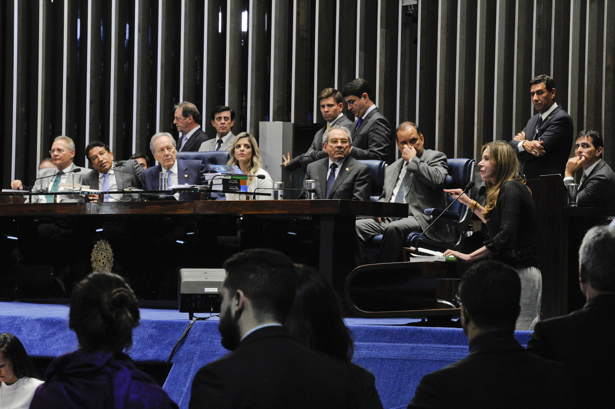 Senadores aprovam parecer pela continuidade do processo contra Dilma Rousseff