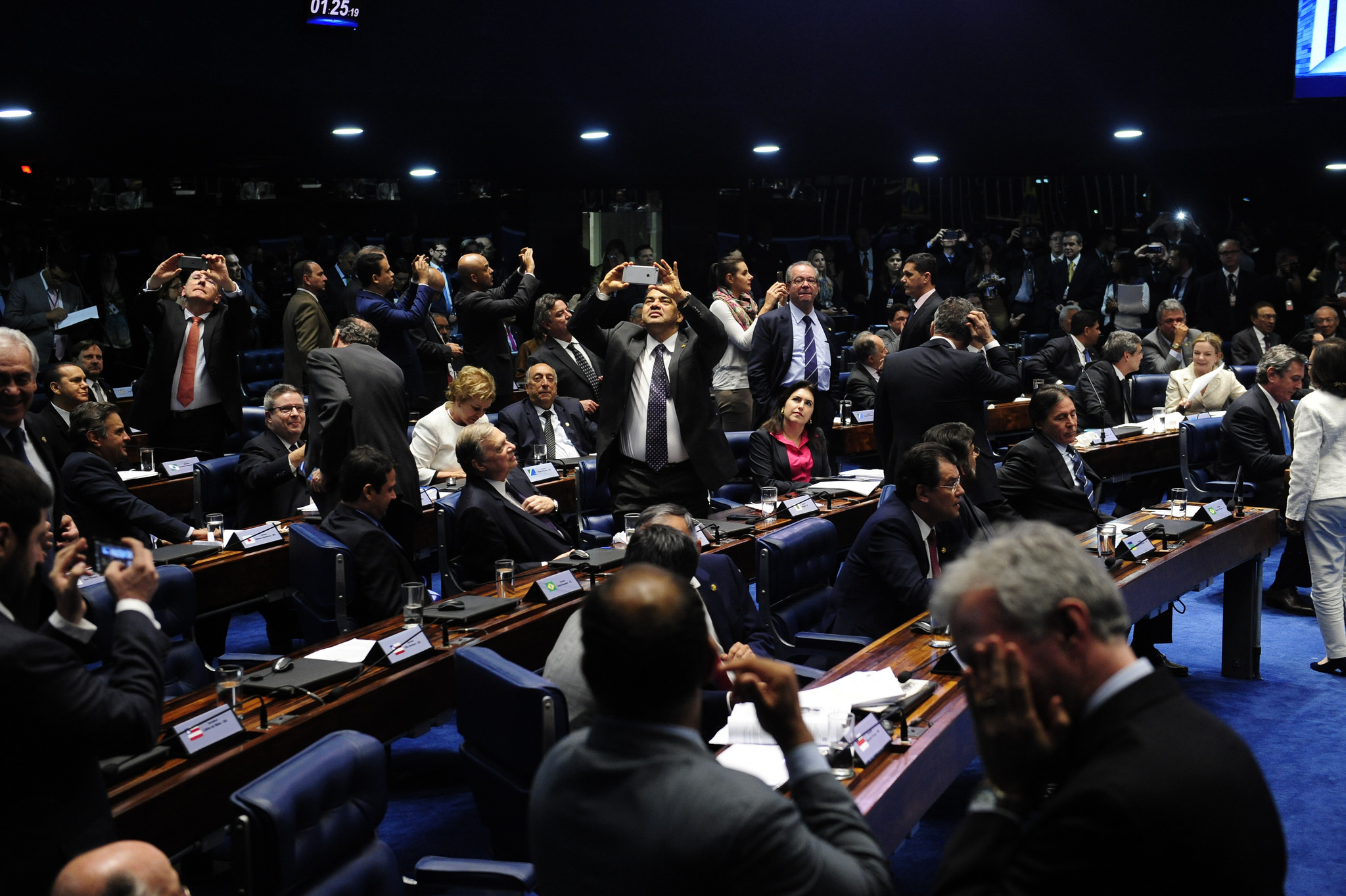 Senadores aprovam parecer pela continuidade do processo contra Dilma Rousseff