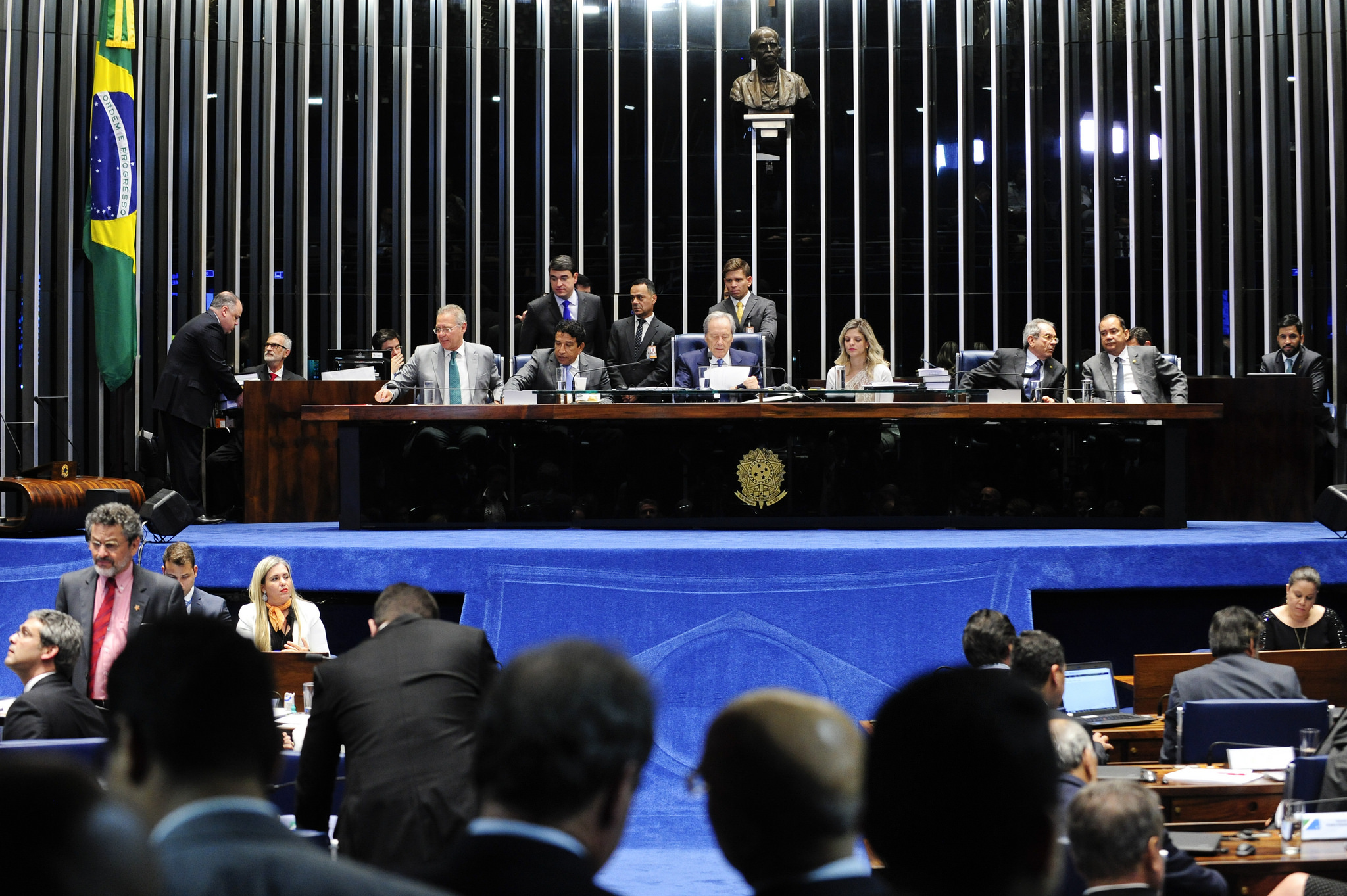 Senadores aprovam parecer pela continuidade do processo contra Dilma Rousseff