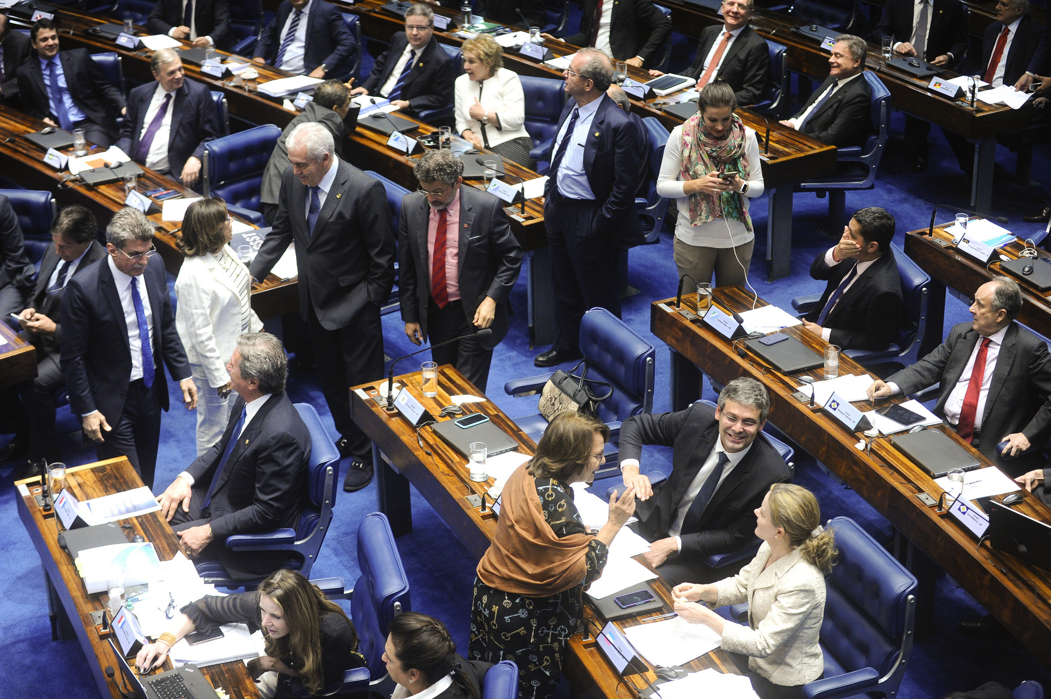 Senadores aprovam parecer pela continuidade do processo contra Dilma Rousseff
