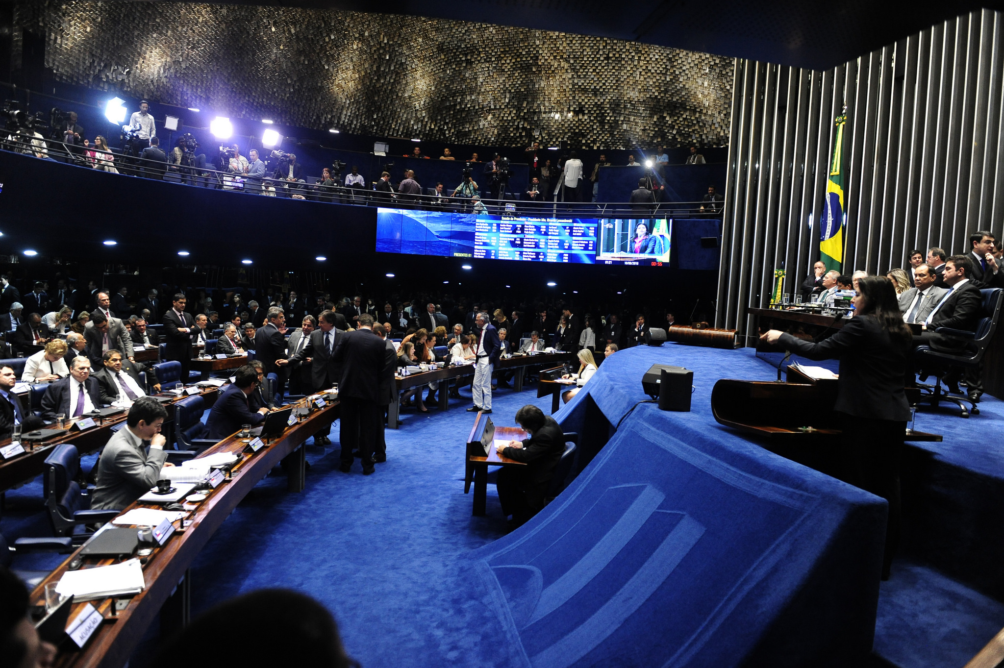 Senadores aprovam parecer pela continuidade do processo contra Dilma Rousseff