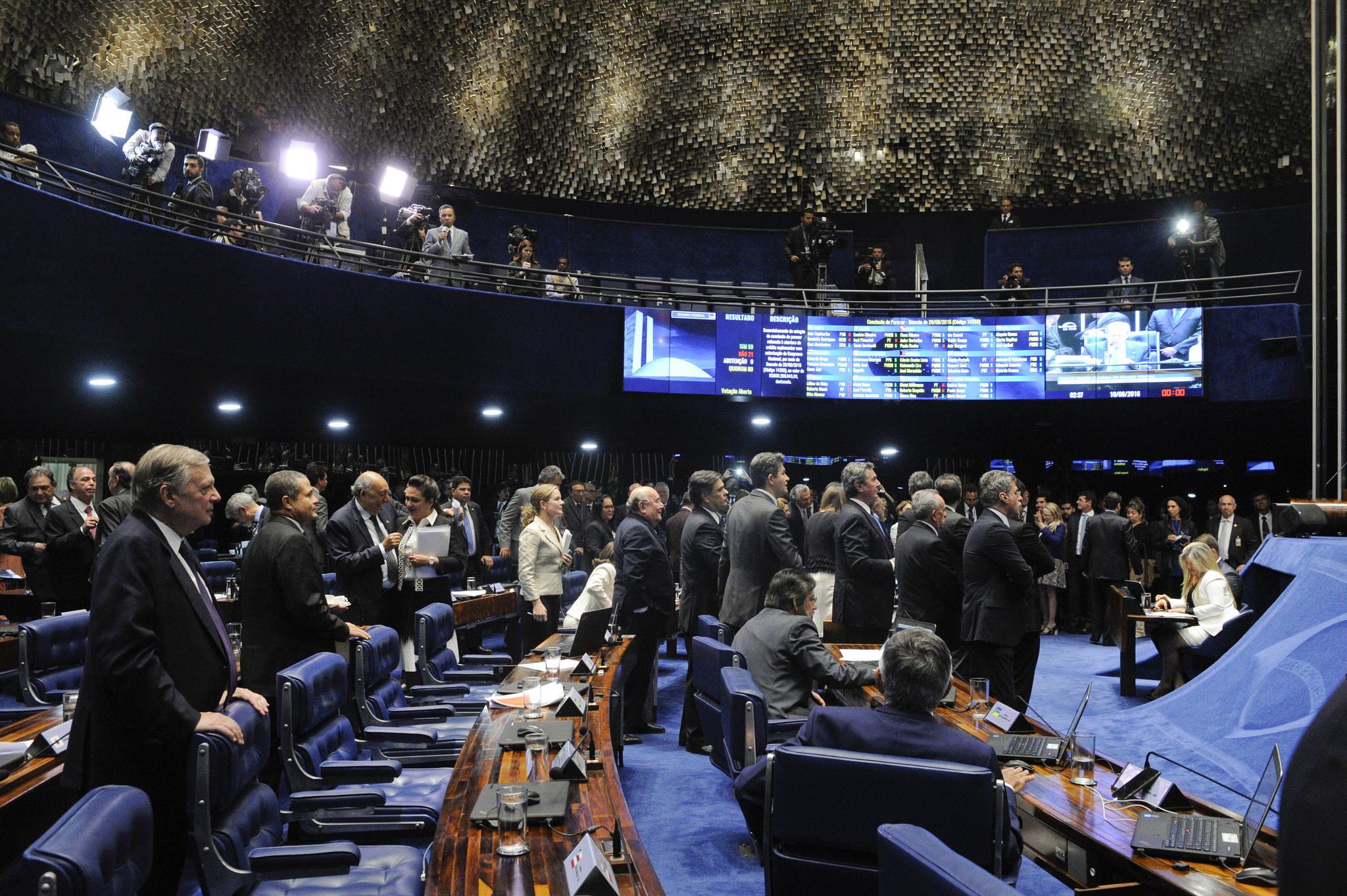 Senadores aprovam parecer pela continuidade do processo contra Dilma Rousseff