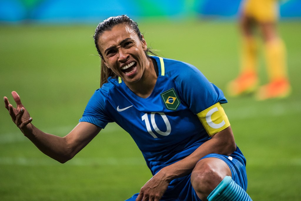 Apagada no jogo, Marta via as companheiras desperdiçarem grandes chances