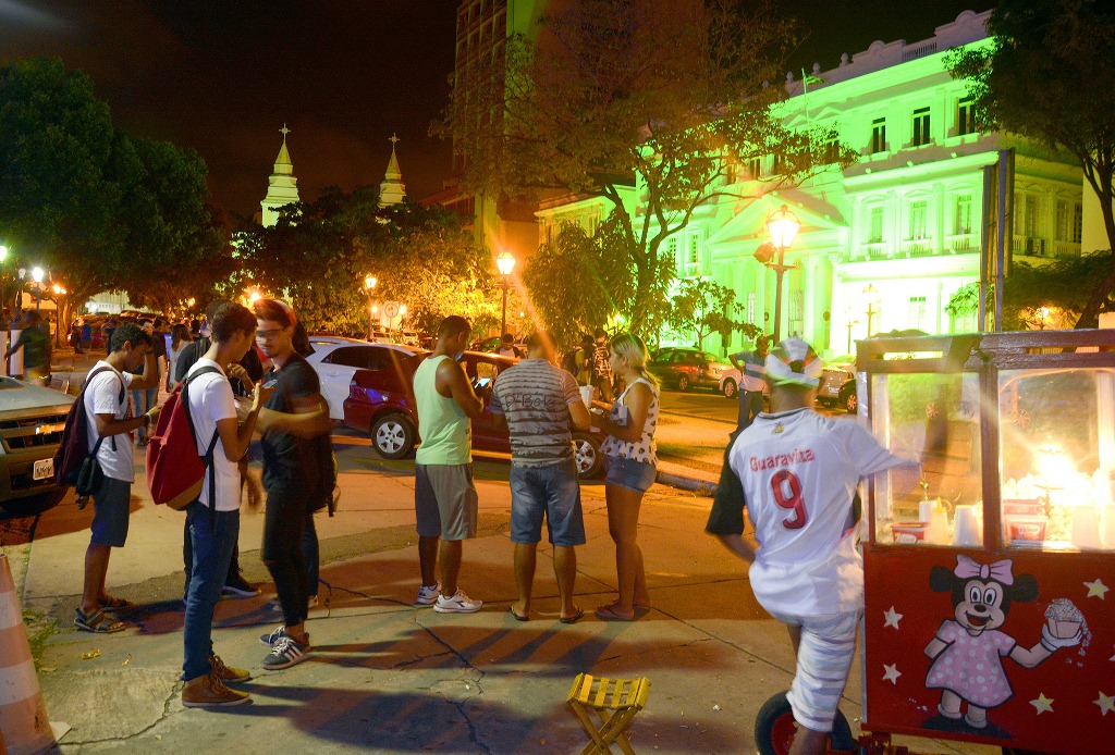 jovens se reúnem no Centro Histórico para caçar pokémons
