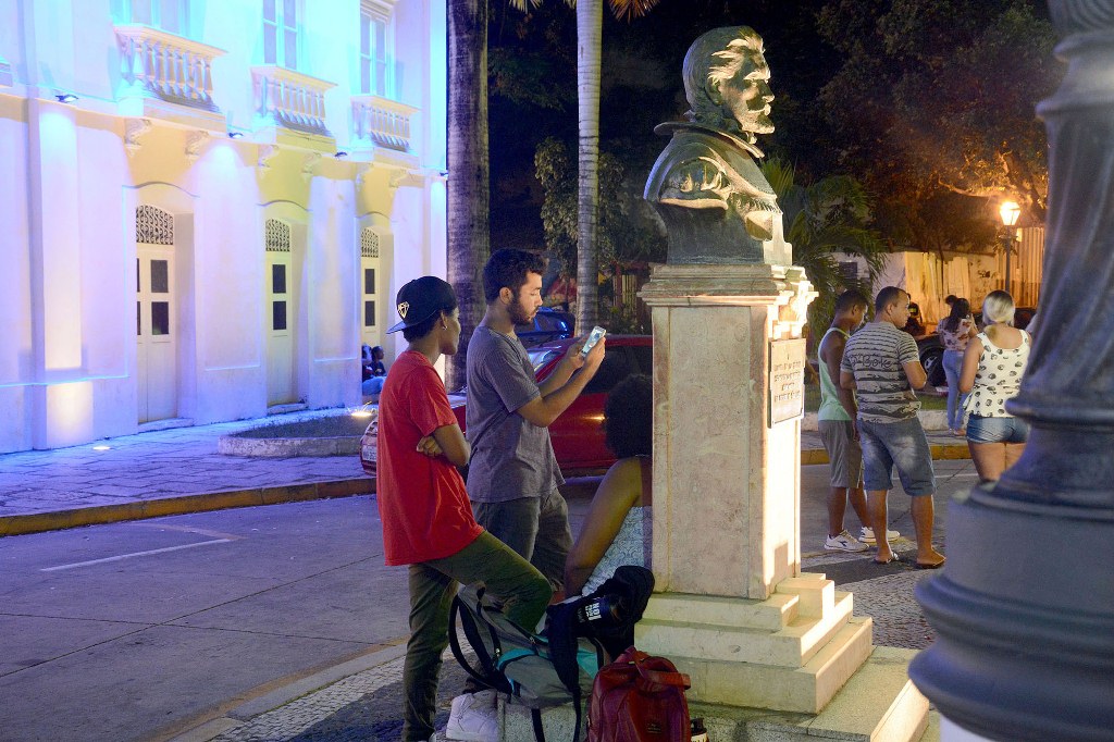 jovens se reúnem no Centro Histórico para caçar pokémons
