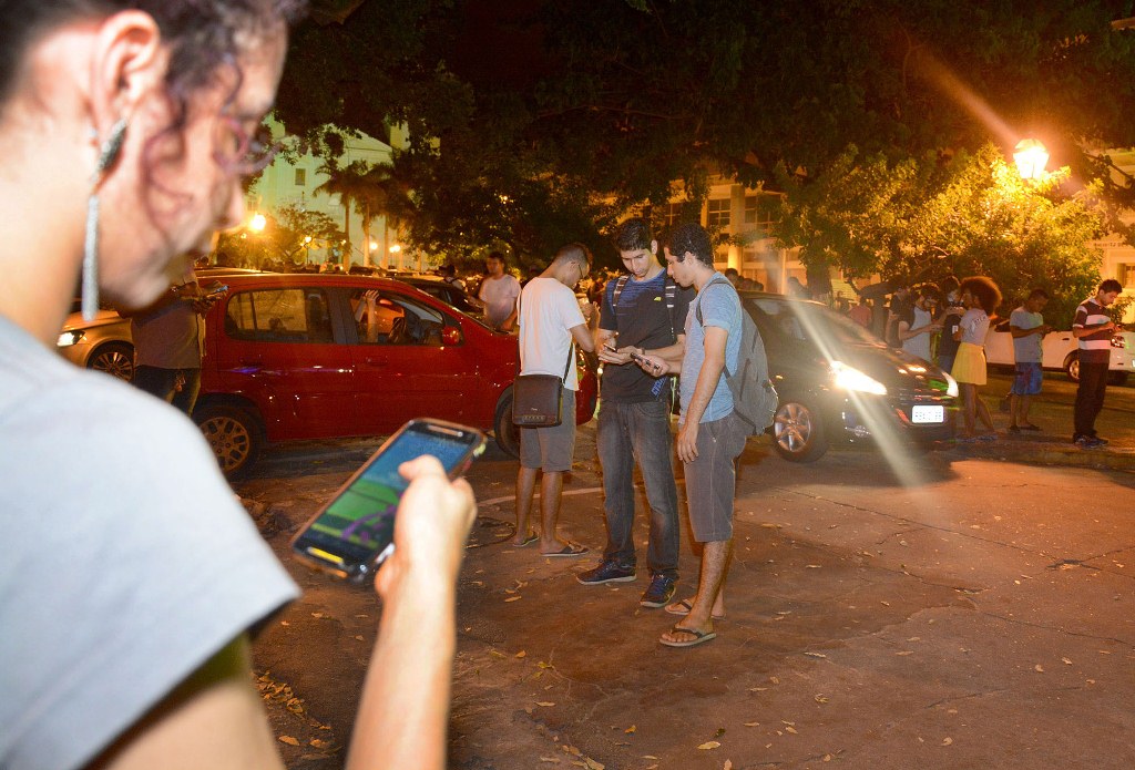 jovens se reúnem no Centro Histórico para caçar pokémons
