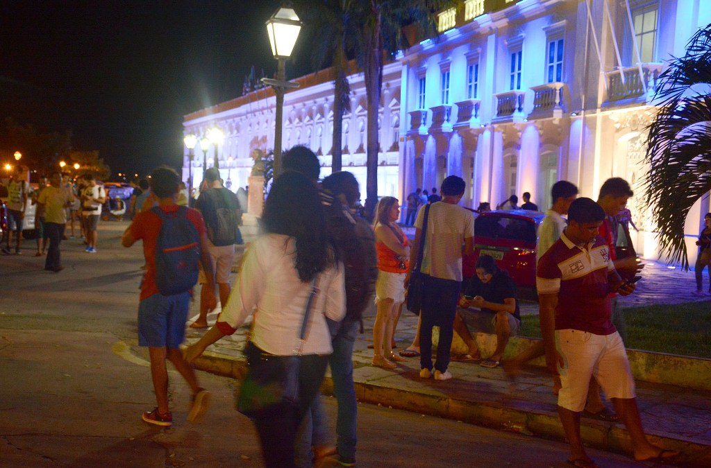 jovens se reúnem no Centro Histórico para caçar pokémons
