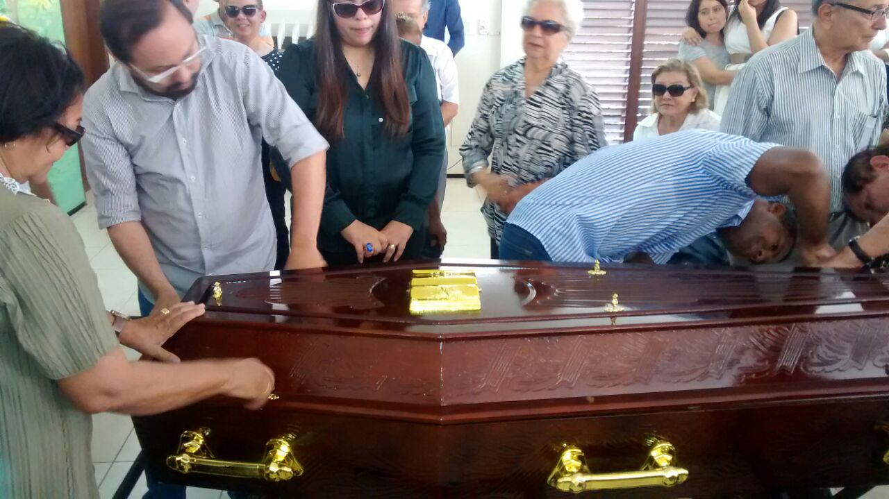 Corpo de Jomar Moraes antes do sepultamento no Jardim da Paz