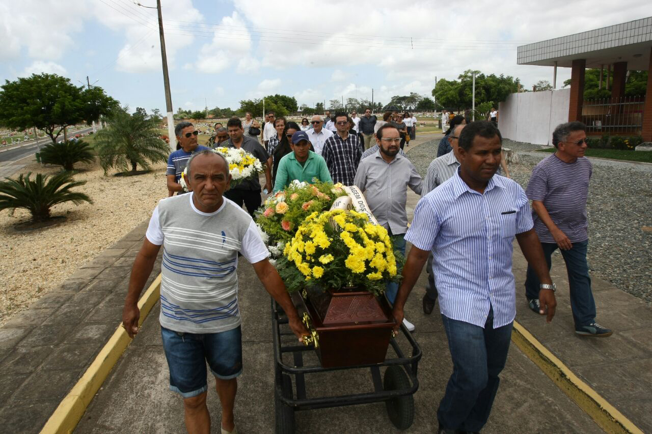O corpo de Jomar Moraes foi enterrado no cemitério Jardim da Paz (Honório Moreira/O Imparcial)