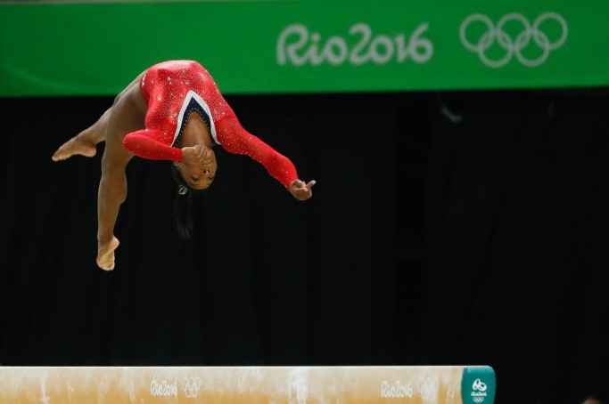 Ginasta Simone Biles, dos Estados Unidos, faz final da prova da trave e conquista medalha de bronze