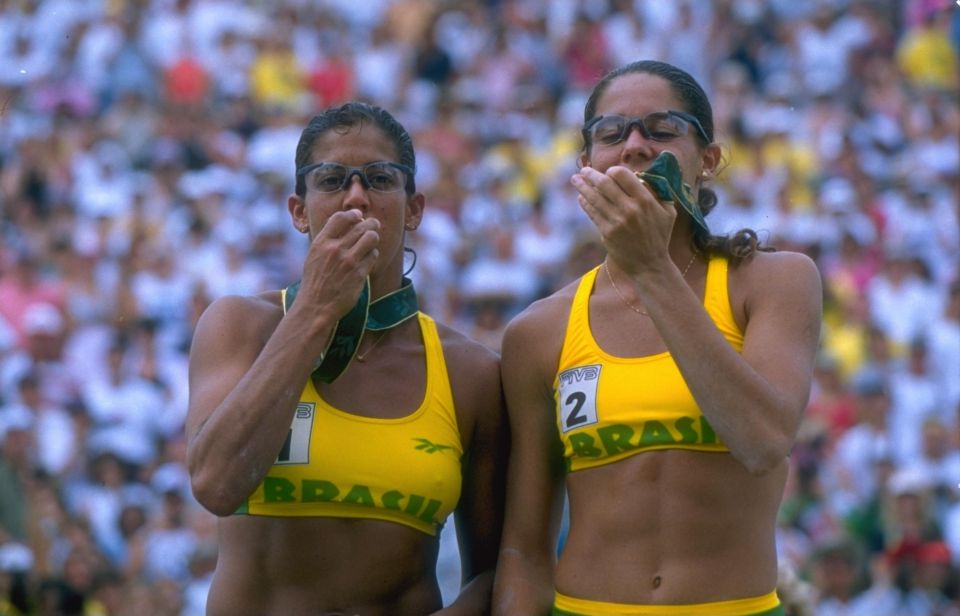 Jaqueline e Sandra (Vôlei de Praia) conquistaram a medalha de ouro para o Brasil em Atlanta (1996)