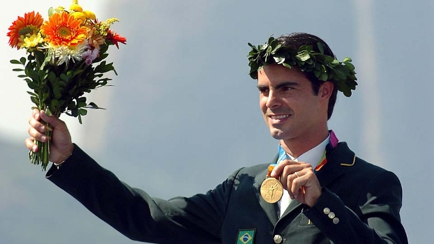 Rodrigo Pessoa na cerimônia de entrega da medalha de ouro no Hipismo