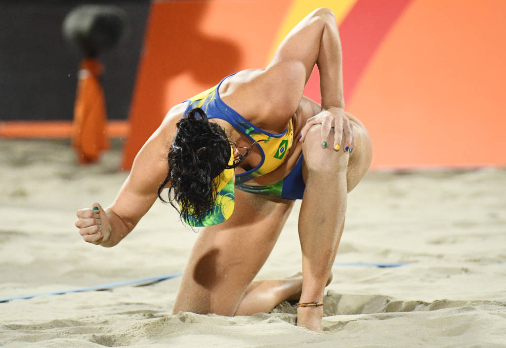Ágatha e Bárbara Seixas não conseguiram jogar de igual para igual com a dupla alemã (Leon Neal/AFP)