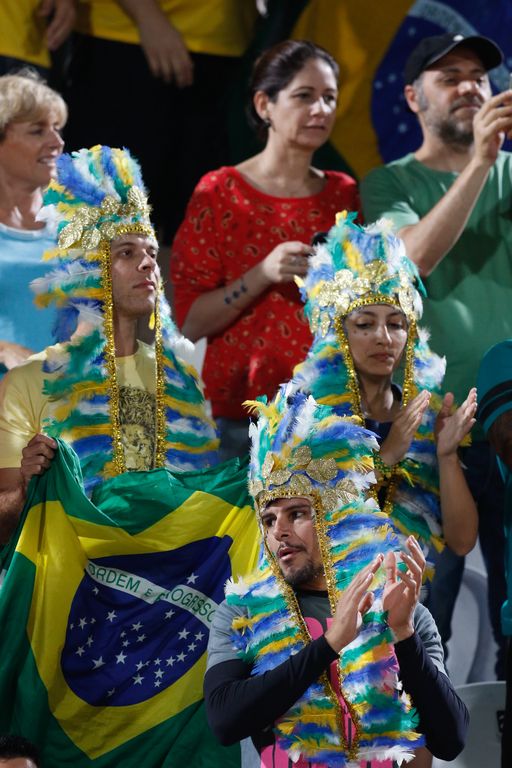 Rio de Janeiro - Fantasia para ver a dupla de vôlei de praia do Brasil Larissa e Talita na disputa de bronze, em Copacabana