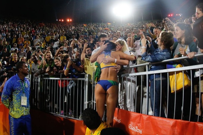 Rio de Janeiro -  brasileira Ágatha abraça a mãe na plateia após a derrota para a alemães no vôlei de praia