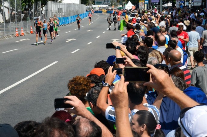 Muitas fotos durante a competição de triatlo masculino nas ruas de Copacabana 