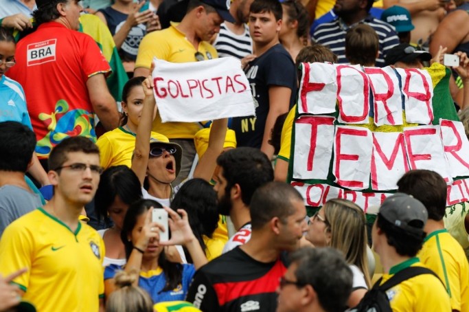 Rio de Janeiro - Protesto de torcedores no Maracanã durante a partida entre Brasil e Suécia pela semifinal do futebol feminino