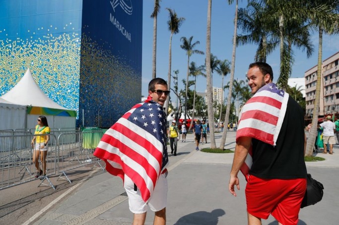 Rio de Janeiro - Americanos chegando ao Maracanã para assistir Brasil e Suécia pela semifinal do futebol feminino. 