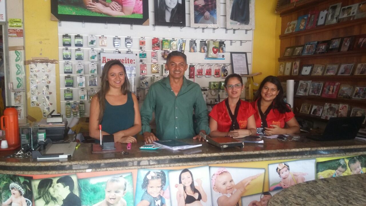 Fot&oacute;grafo Haroldo Costa (ao centro), &eacute; propriet&aacute;rio do Cine Foto Digital, em Graja&uacute;. O profissional encontrou na capacita&ccedil;&atilde;o a alternativa para manter-se no mercado.