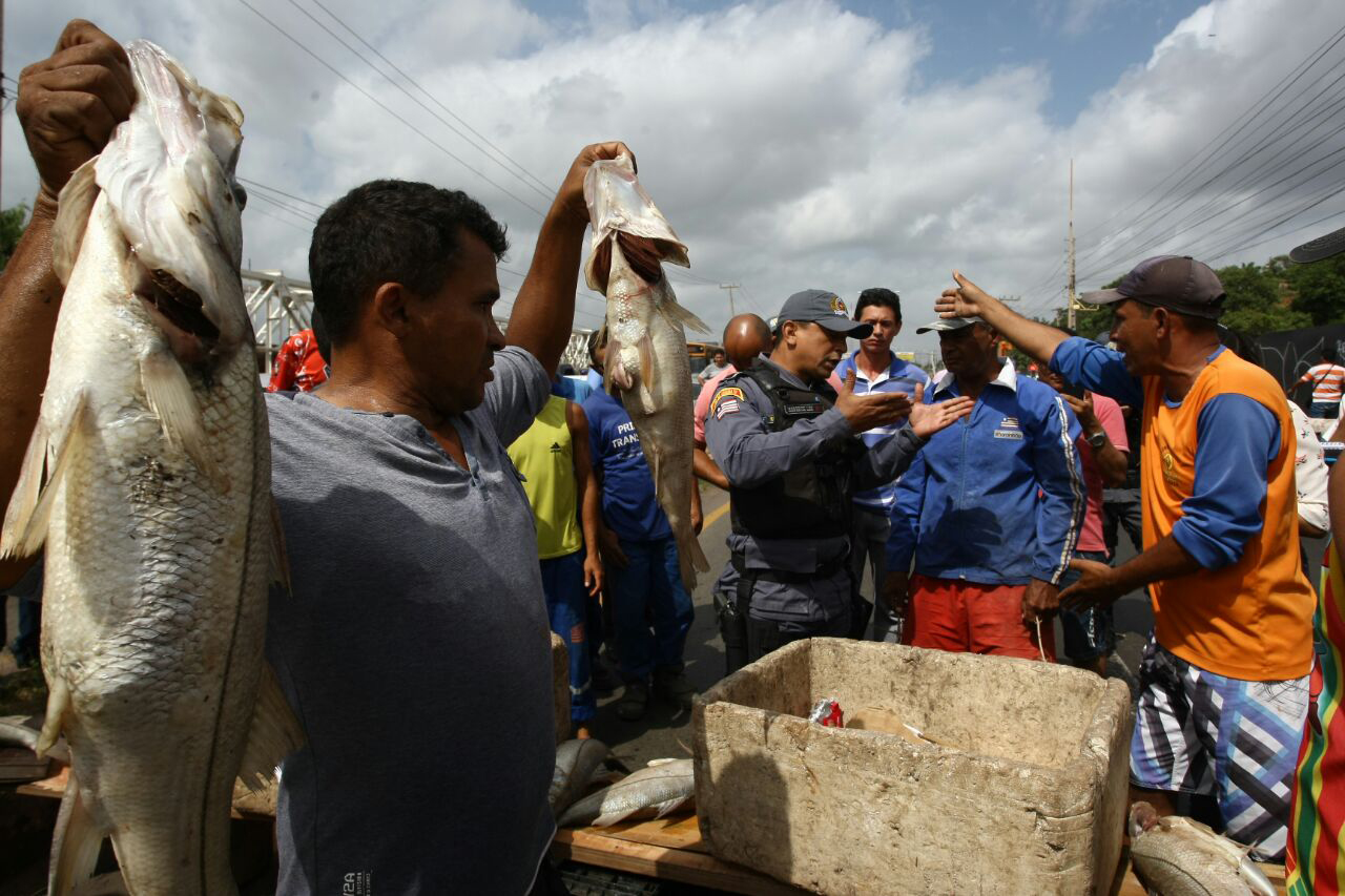 Protesto de moradores do Sá Viana por conta da morte de peixes na Bacia do Bacanga (Honório Moreira/O Imparcial)