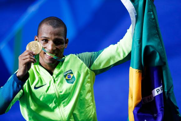 Por decisão unânime dos juízes, o lutador brasileiro Robson Conceição derrotou o francês Sofiane Oumiha e garantiu o ouro na categoria peso ligeiro